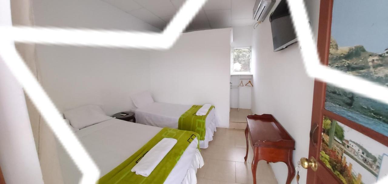 Hotel Hostal Gualingo à Santa Rosa  Extérieur photo